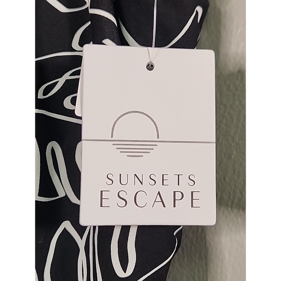 Sunsets Escape Black and white Tankini Swimsuit Top Sz 14 Vacation Resort wear - Picture 3 of 9